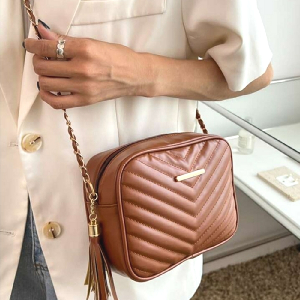 Lightweight business casual mini chevron detail tassel decor chain square bag.
